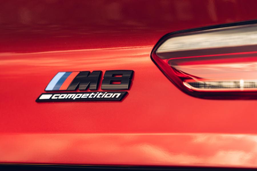 Логотип BMW M8 Competition Convertible (F91) 2019 года  (UK) (фото 20 из 42)